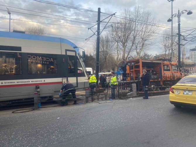Eminönü-sirkeci İstikametinde Seyrederken Tramvay Tekrar Raydan Çıktı.