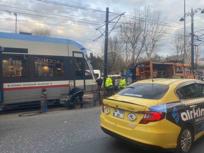 Eminönü-sirkeci İstikametinde Seyrederken Tramvay Tekrar Raydan Çıktı.