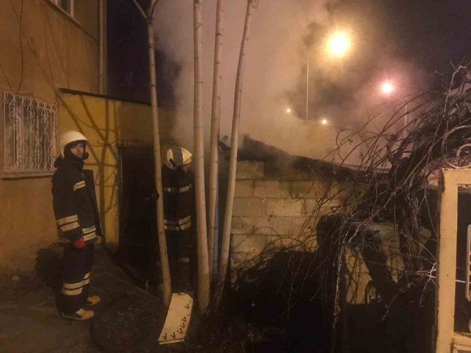 Odunlukta Çıkan Yangın İtfaiye Ekiplerince Söndürüldü