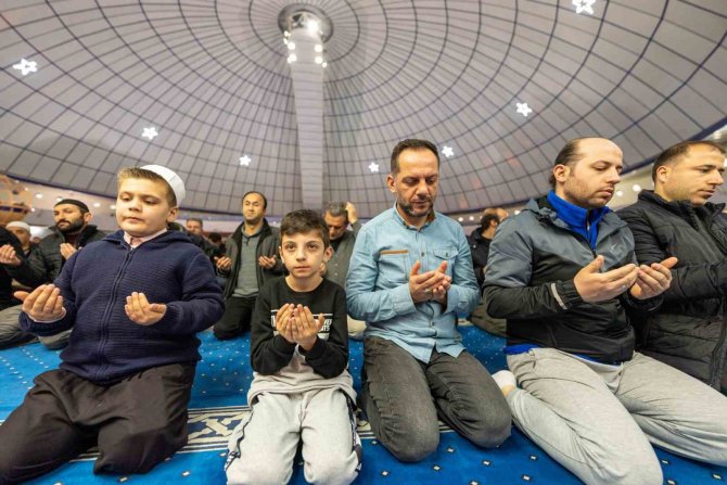 Erzincanlılar Berat Kandilinde Camileri Doldurdu