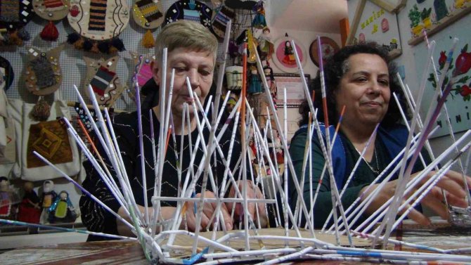 Atık Kağıtlar Kadınların Elinde Sanat Eserine Dönüşüyor