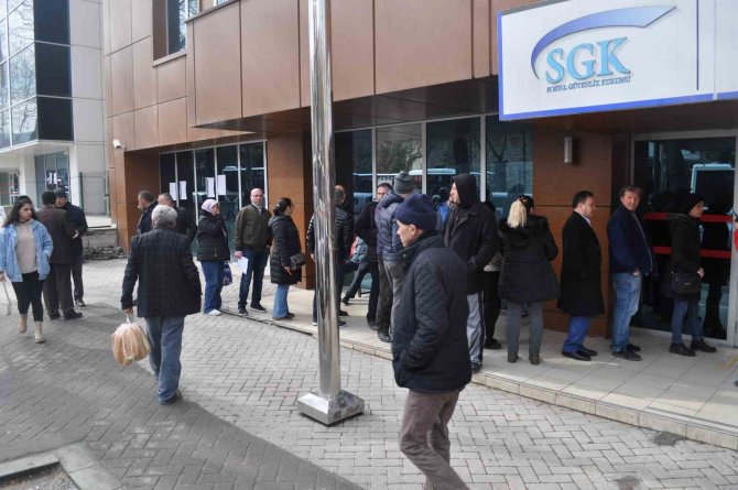 Sgk Önündeki Eyt Kuyrukları Devam Ediyor