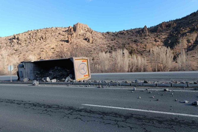 Taş Yüklü Kamyon Devrildi, Yol Ulaşıma Kapandı