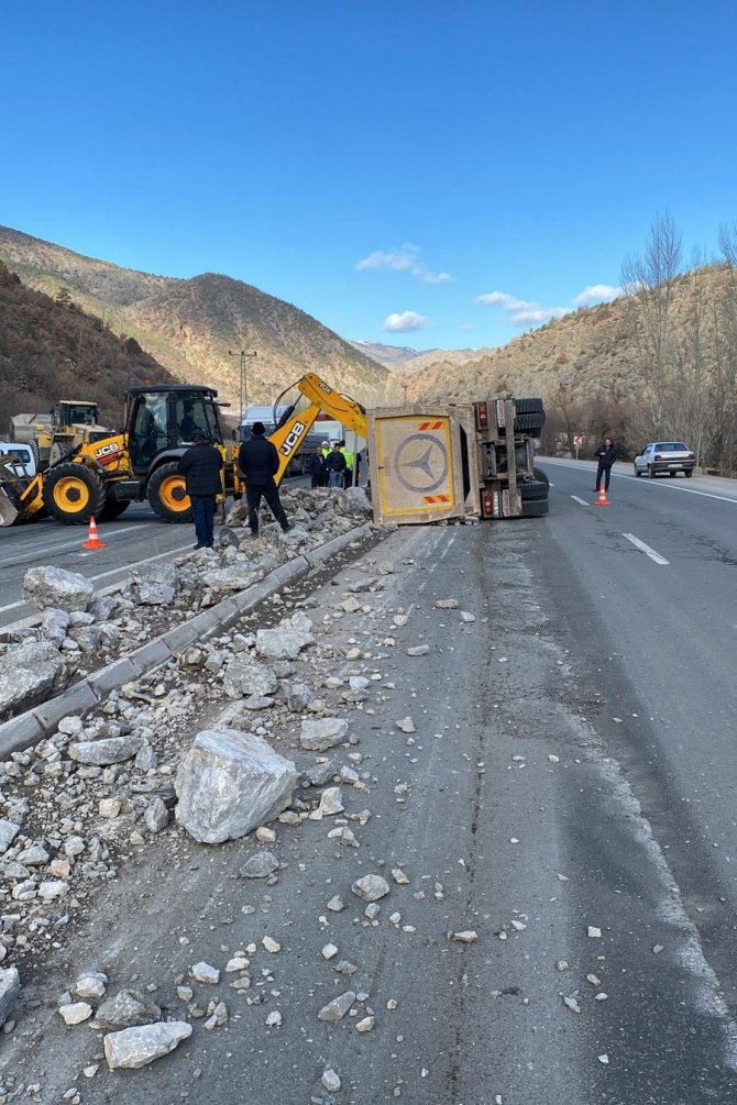 Taş Yüklü Kamyon Devrildi, Yol Ulaşıma Kapandı