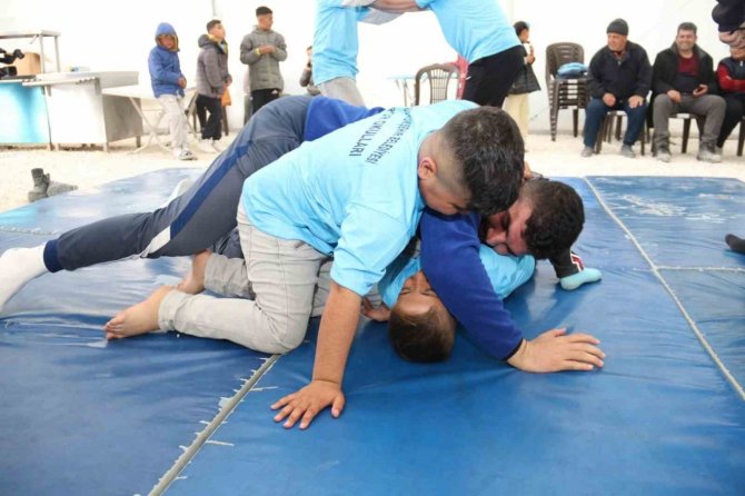 Çadırkentte Başpehlivanlar, Depremzede Çocuklara Tuş Oldu