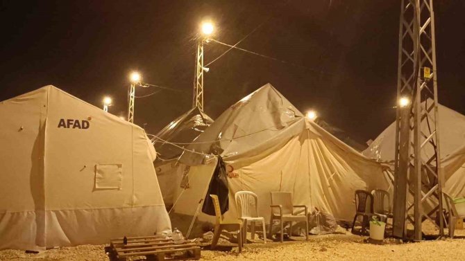 Deprem Bölgesinde Fırtına Ve Sağanak Yağış Etkili Oluyor