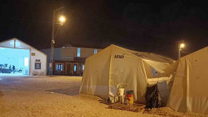 Deprem Bölgesinde Fırtına Ve Sağanak Yağış Etkili Oluyor