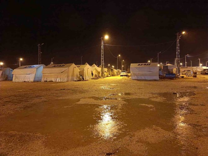 Deprem Bölgesinde Fırtına Ve Sağanak Yağış Etkili Oluyor