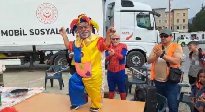 Hatay’da Depremzede Çocuklar Animasyon Gösterileri İle Moral Buldu