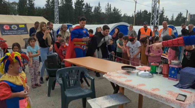 Hatay’da Depremzede Çocuklar Animasyon Gösterileri İle Moral Buldu