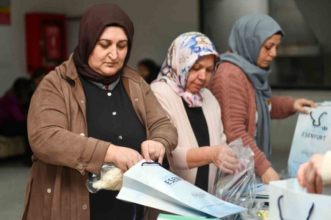 Esenyurtlu Kadınlar 8 Mart İçin Depremzede Kadınlara Anlamlı Hediyeler Hazırladı