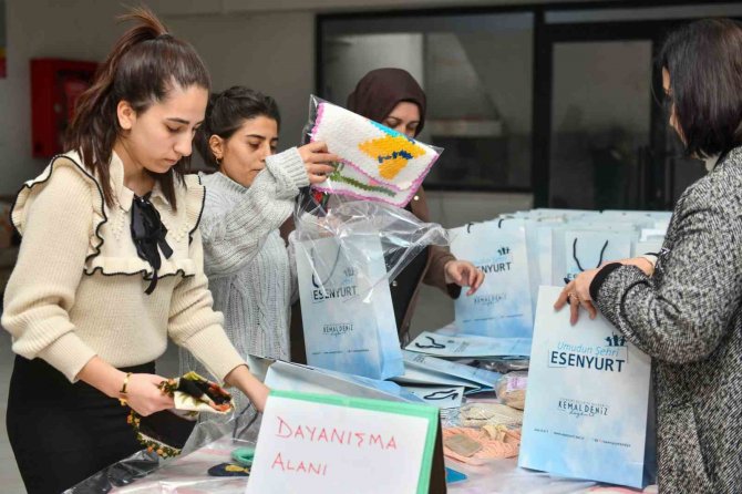 Esenyurtlu Kadınlar 8 Mart İçin Depremzede Kadınlara Anlamlı Hediyeler Hazırladı