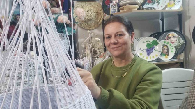 Atık Kağıtlar Kadınların Elinde Sanat Eserine Dönüşüyor