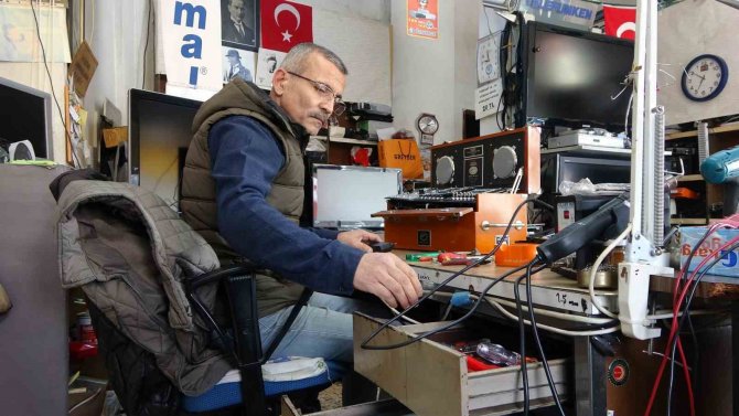 Bozuk Radyoyu Tamir Ederek Başlamıştı, Mahallesinde Dükkan Sahibi Oldu