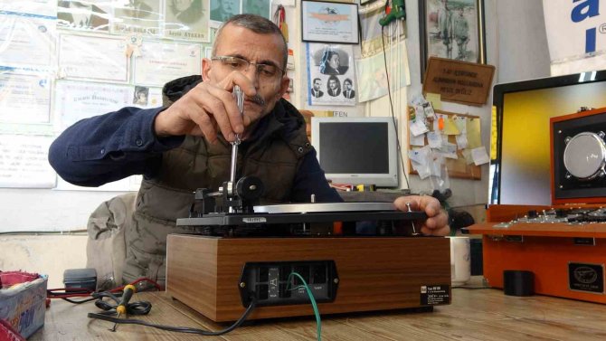 Bozuk Radyoyu Tamir Ederek Başlamıştı, Mahallesinde Dükkan Sahibi Oldu