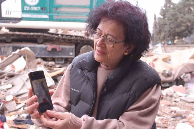 İ̇ki Evi Yıkıldı, Enkaz Başında Gece Gündüz Çok Sevdiği Kedilerini Arıyor