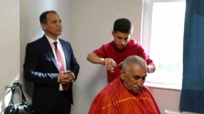 Lise Öğrencilerinden Depremzedelere Saç Bakım Hizmeti