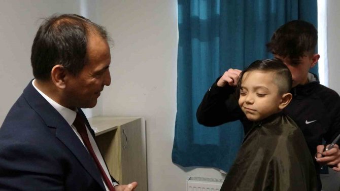 Lise Öğrencilerinden Depremzedelere Saç Bakım Hizmeti