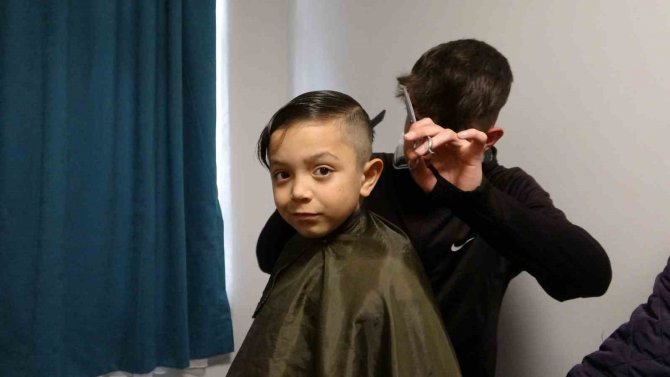 Lise Öğrencilerinden Depremzedelere Saç Bakım Hizmeti