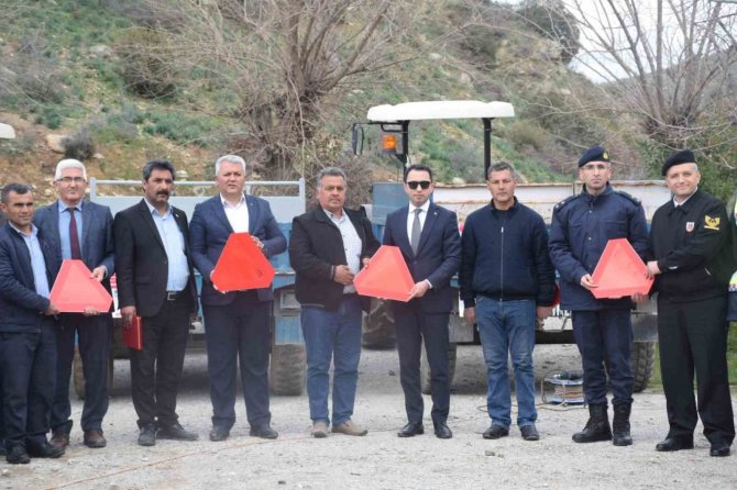 Jandarma Ekipleri Traktör Sürücülerine Reflektör Dağıttı