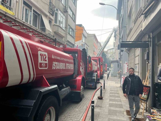 Kadıköy’de Kentsel Dönüşüme Giren Binada Korkutan Yangın