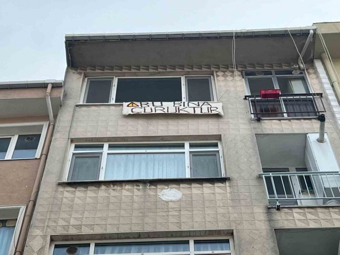 Kadıköy’de Evi Boşaltan Kiracıdan Vatandaşlara Pankartlı Uyarı: “Bu Bina Çürüktür”
