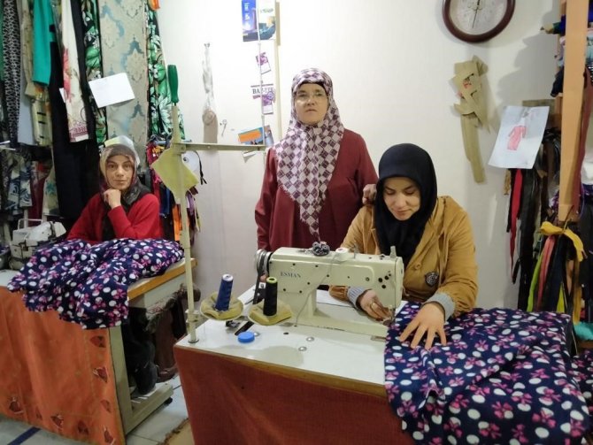 Kağızmanlı Kadınlar Depremzedelere Pijama Dikiyor