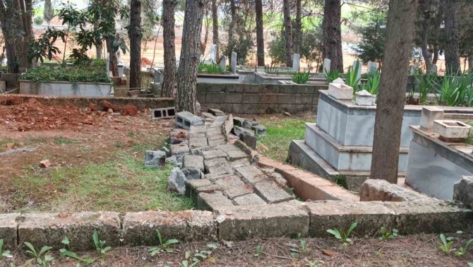 Depremde İ̇slahiye’deki Mezarlık Da Tahrip Oldu