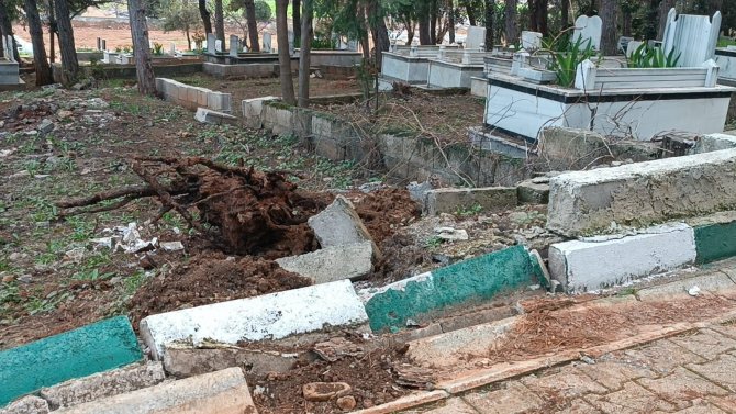 Depremde İ̇slahiye’deki Mezarlık Da Tahrip Oldu