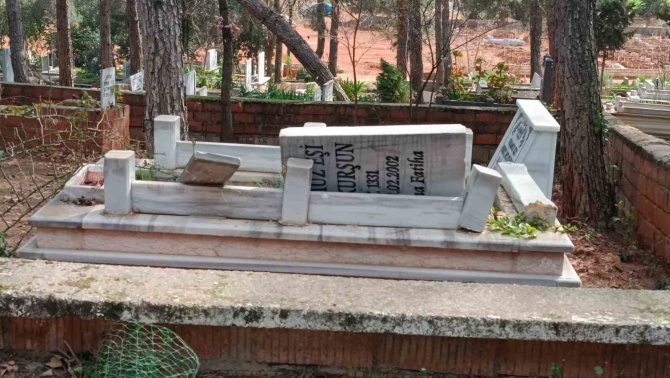 Depremde İ̇slahiye’deki Mezarlık Da Tahrip Oldu