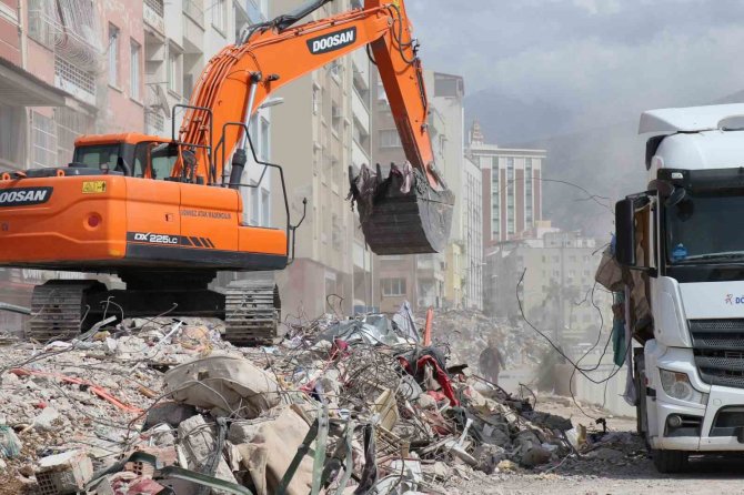 İ̇skenderun’da Enkaz Kaldırma Çalışmaları Sürüyor