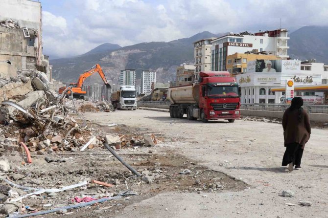 İ̇skenderun’da Enkaz Kaldırma Çalışmaları Sürüyor