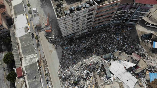İ̇skenderun’da Enkaz Kaldırma Çalışmaları Sürüyor