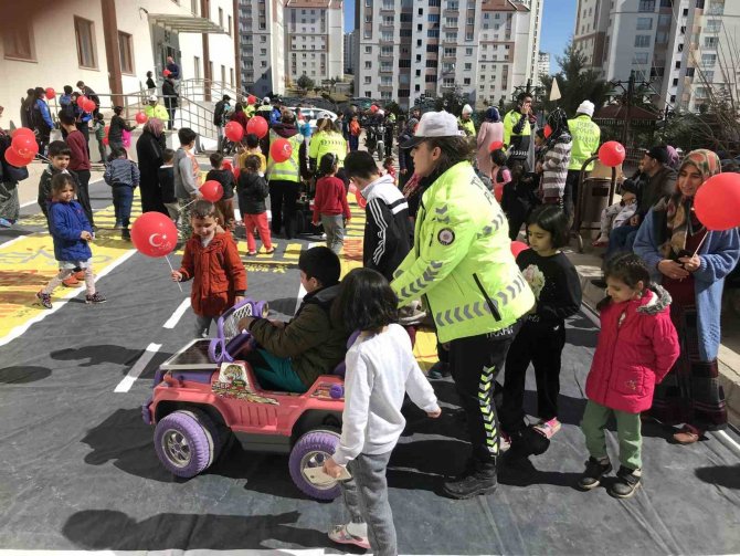 Depremzede Çocuklar Polislerle Doyasıya Eğlendi