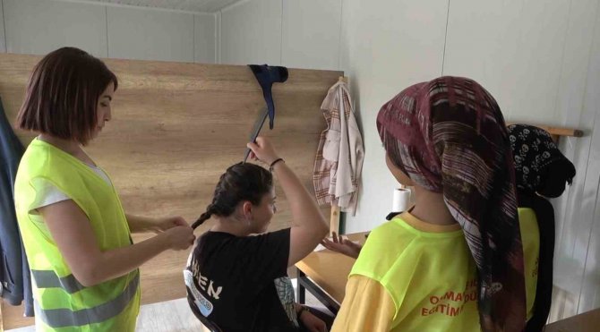 Halk Eğitim Merkezinden Depremzedelere Kuaförlük Hizmeti