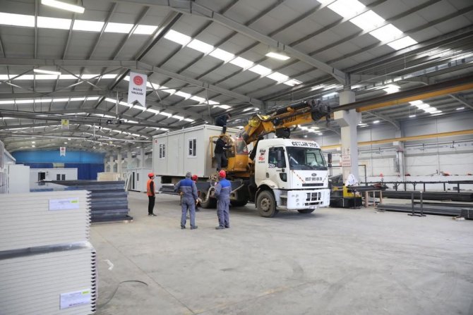 Deprem Bölgelerine Yardımlar Sürüyor