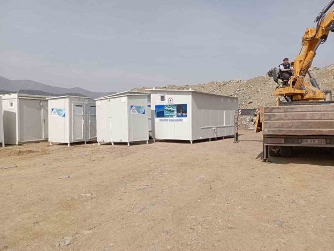 Deprem Bölgelerine Yardımlar Sürüyor