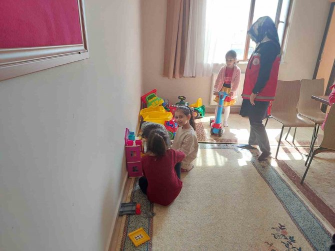 Elazığ’da Misafir Edilen Depremzede Çocuklara Oyuncak Hediyesi