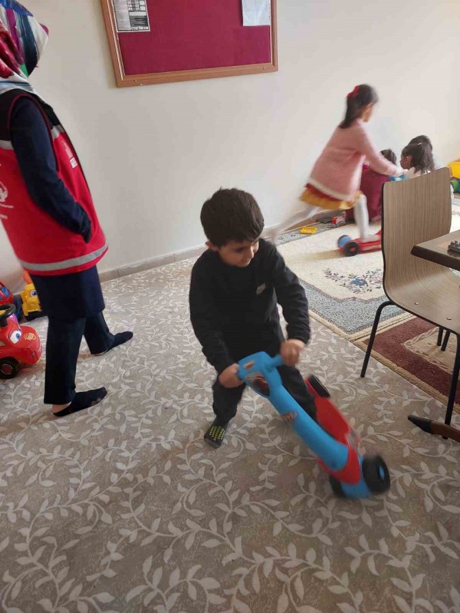 Elazığ’da Misafir Edilen Depremzede Çocuklara Oyuncak Hediyesi