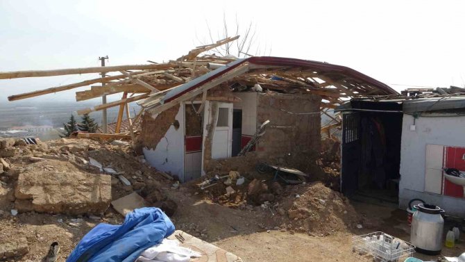 Annesinin Cenazesini Enkazdan Elleriyle Çıkardı, Şimdi Üretime Devam Ediyor