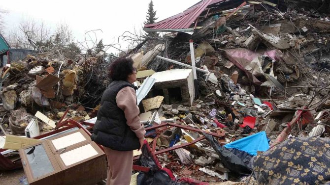 İ̇ki Evi Yıkıldı, Enkaz Başında Gece Gündüz Çok Sevdiği Kedilerini Arıyor