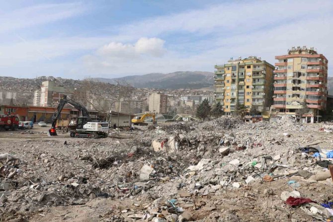 Günlerdir Enkazda Kabe Örtüsünü Arıyorlar