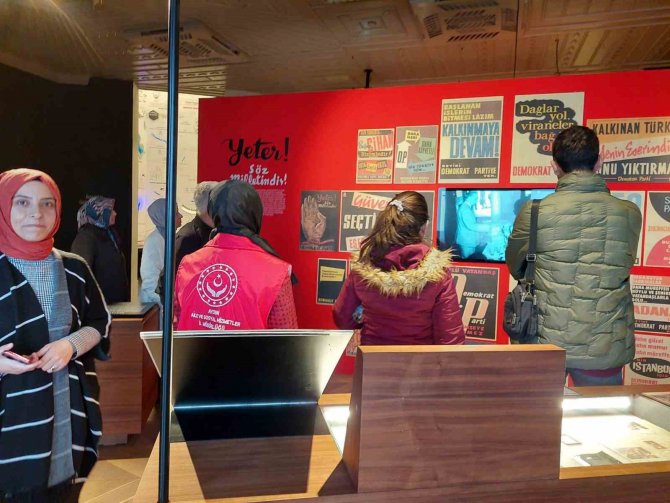 Depremzede Vatandaşlar Adnan Menderes Demokrasi Müzesi’ni Gezdi