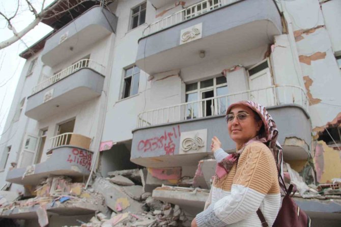 Anne Ve İki Çocuğunu Kablo Hayata Bağladı