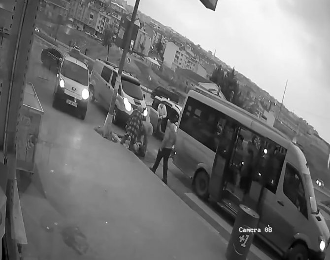 Kapısı Açık Minibüs Ters Yönden Dönerken Kucağında Çocukla Yola Düşen Kadın Kamerada