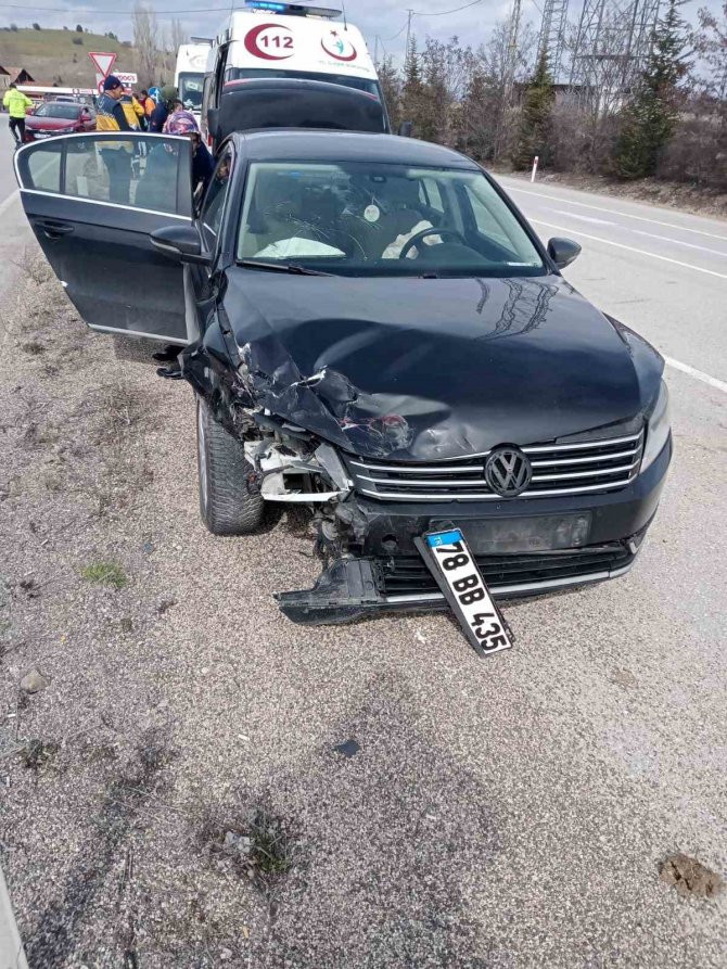 Karabük’te İki Otomobil Çarpıştı: 3 Yaralı