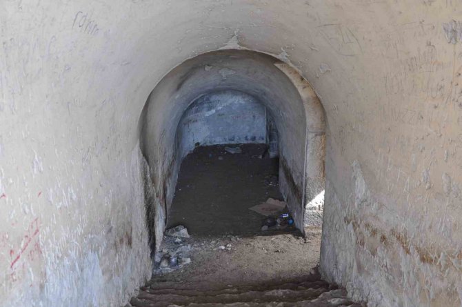 Kars’ta 150 Yıllık Tarihi Sığınak Yok Oluyor