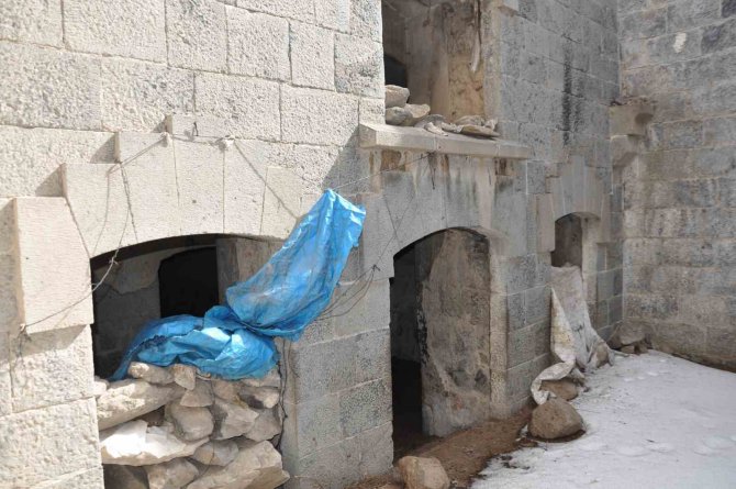 Kars’ta 150 Yıllık Tarihi Sığınak Yok Oluyor