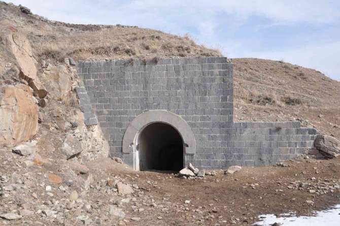 Kars’ta 150 Yıllık Tarihi Sığınak Yok Oluyor