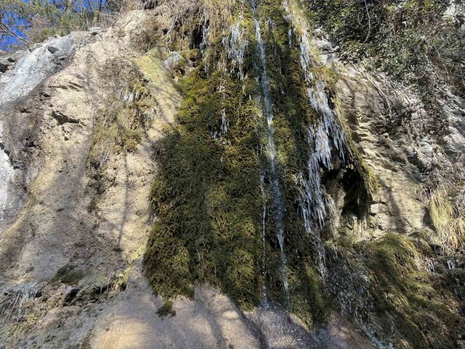 Kar Sularının Erimesiyle Oluşan Şelale Görsel Şölen Sundu